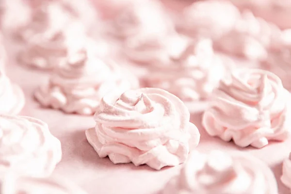 Uno Sfondo Rosa Pastello Giace Marshmallow Bianco Fresco Fatto Mano — Foto Stock