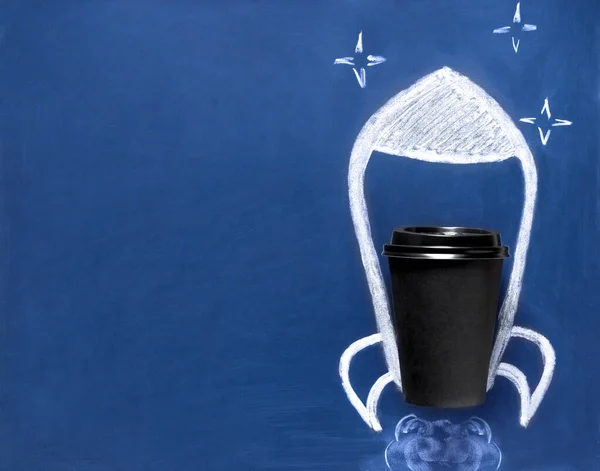 コーヒーや紅茶のロケットと黒い紙コップが青いスレートの黒板に描かれています 空を飛ぶ — ストック写真
