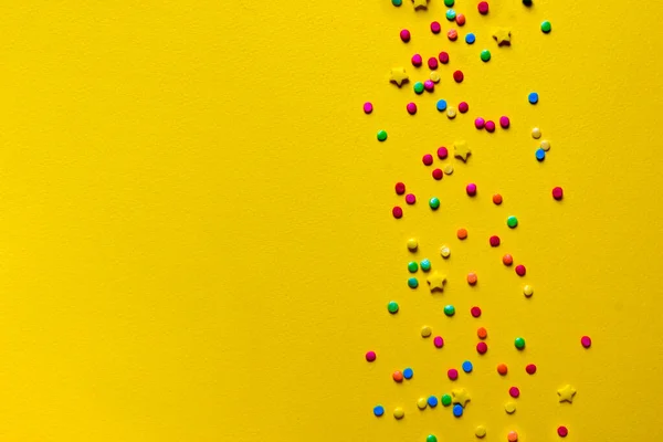 Sobre Parche Confitería Fondo Amarillo Brillante Colores Arco Iris Confeti — Foto de Stock