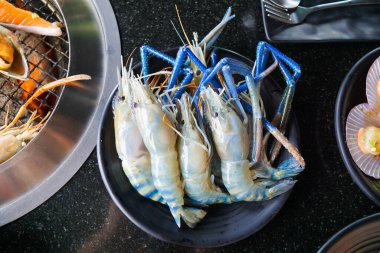 Kömür ocağında ızgara yapılmış dev tatlı su karidesi.