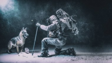 Alman çoban köpeği ve itfaiyeci moun ile karda kurtarma