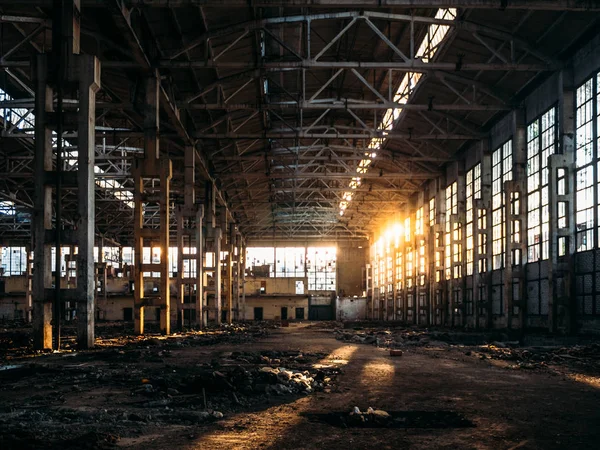 Construção de casa de fábrica assustador escuro arruinado e abandonado dentro, salão de armazém industrial à espera de demolição — Fotografia de Stock