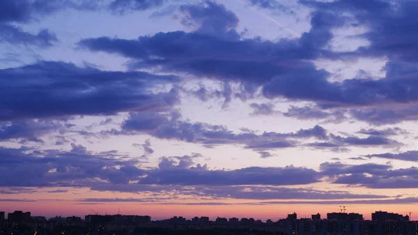 Bellissima natura. Cielo al tramonto e nuvole viola al crepuscolo — Foto Stock