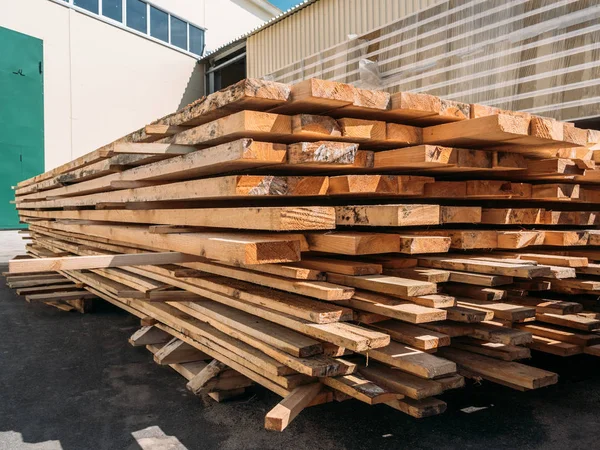 Gestapeld hout pine houtproductie, hardhouten planken voor industriële productie — Stockfoto