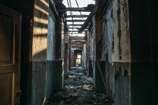 Руїни палаючого цегляного будинку після пожежної катастрофи. коридор всередині, будівля без даху, купа попелу — стокове фото