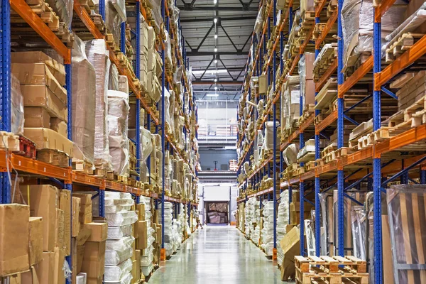 Grande armazém de hangar de logística com prateleiras de lotes ou prateleiras com paletes de mercadorias. Transportes marítimos industriais — Fotografia de Stock