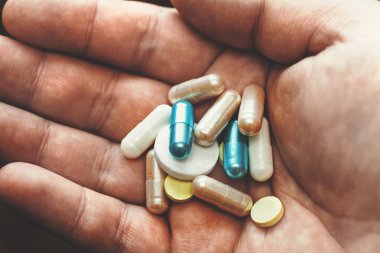 Farklı hap, tablet ve ilaç erkek elinde yakın çekim