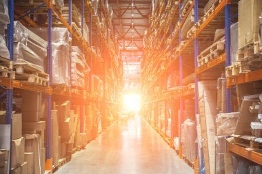 Birçok büyük lojistik hangar depo raflar veya ile malların Palet rafları. Sanayi nakliye ve kargo teslim, güneş ışığı etkisi
