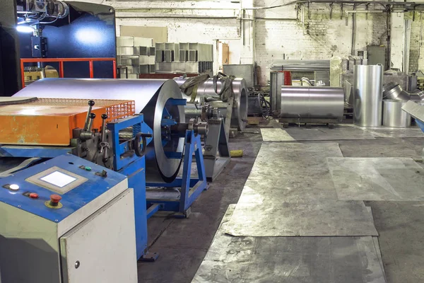기계 도구와 장비, 워크 솝 아연 도금된 강철 생산 금속 파이프 및 튜브 산업 환기 시스템의 공장에서 롤 — 스톡 사진