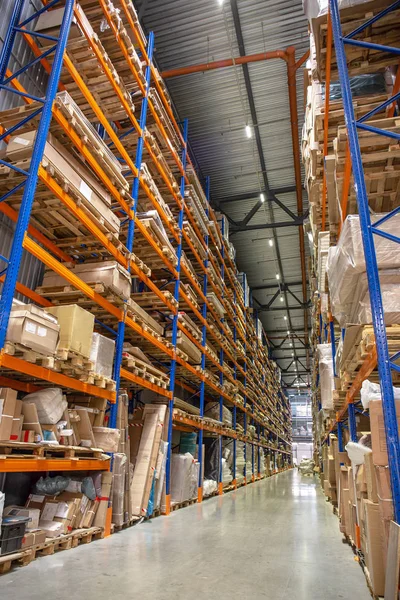 Regały magazynowe lub hangaru lub półki z pudełka i towarów. Przemysłowe logistyczne dostawy i dystrybucji — Zdjęcie stockowe