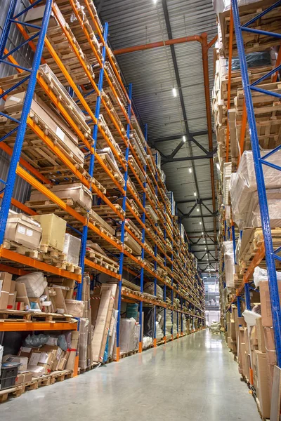 Armazém ou hangar armazéns ou prateleiras com caixas e mercadorias. Entrega e distribuição logística industrial — Fotografia de Stock