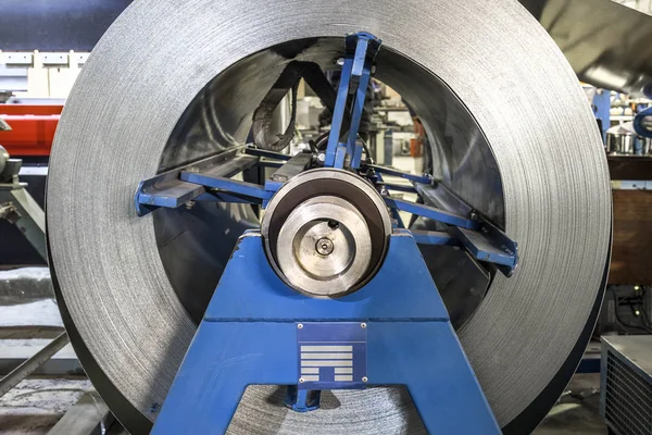 Rollo de chapa de acero galvanizado, ferretería y fábrica de fabricación de metalurgia para la producción de tubos y tubos metálicos — Foto de Stock
