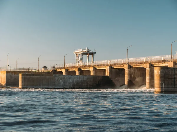 Barragem hidrelétrica no reservatório de água, Usina Hidrelétrica ao pôr do sol — Fotografia de Stock