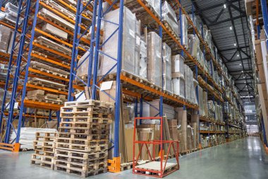 Birçok büyük lojistik hangar depo raflar veya ile malların Palet rafları. Sanayi nakliye ve kargo teslim