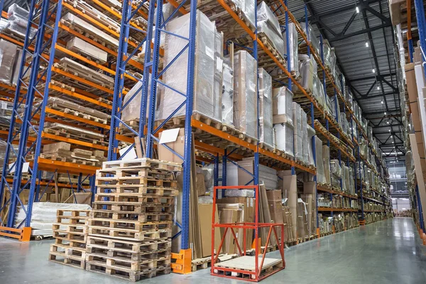 Grande armazém de hangar de logística com prateleiras de lotes ou prateleiras com paletes de mercadorias. Transporte marítimo e de carga industrial — Fotografia de Stock