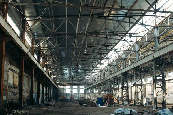 Grande hangar industrial vazio ou armazém de armazenamento interior — Fotografia de Stock