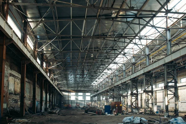 Innvendig stor, tom industriell hangar eller lagerbygning – stockfoto