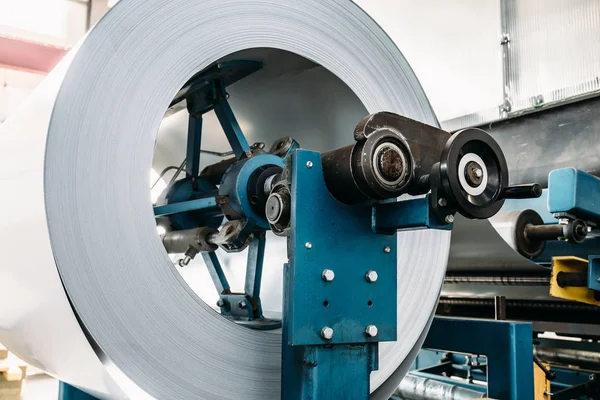 Rollo de acero galvanizado para la producción de tubos metálicos y tubos para sistemas de ventilación industrial en fábrica — Foto de Stock