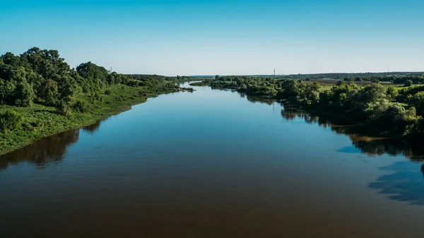 Rio largo, vista aérea de belo verão paisagem natural panorama de cima — Fotografia de Stock