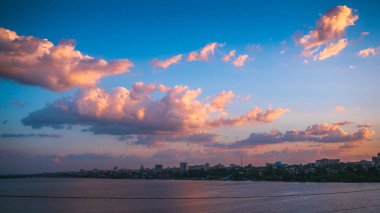 Bulutlar güzel akşam hafif su deposu veya Voronej Nehri üzerinde