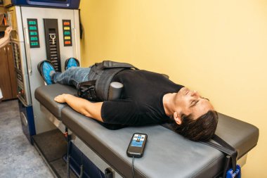 Adam Tıp Merkezi, ortopedik tedavi germe ve dekompresyon yordamda üzerinde düşük geri omurga fıtığı sorunları ile