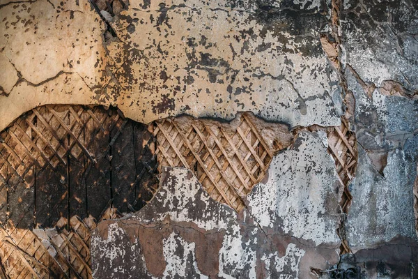 Terbakar dan rusak tua kotor grungy kayu dan semen dinding permukaan rumah hancur — Stok Foto
