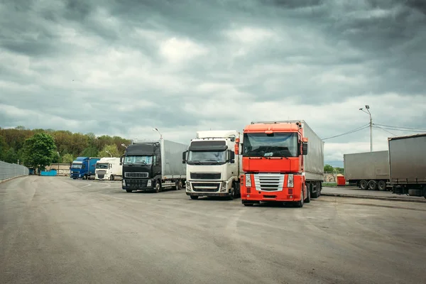 Концепция логистики и транспорта, Контейнерные грузовики для доставки грузов — стоковое фото