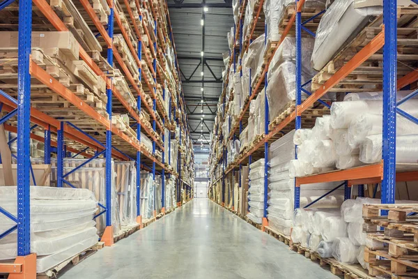 Grande armazém de hangar de logística com prateleiras de lotes ou prateleiras com paletes de mercadorias. Transporte marítimo e de carga industrial — Fotografia de Stock