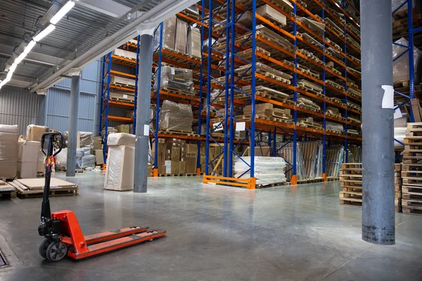 Birçok büyük lojistik hangar depo raflar veya ile malların Palet rafları. Sanayi nakliye ve kargo teslim