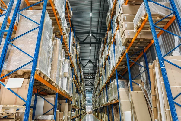 Ampio magazzino logistico con scaffali o scaffali con pallet di merci. Spedizione industriale e consegna merci — Foto Stock