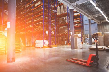 Büyük modern endüstriyel lojistik ambar Stapler, güneş ışığı ile