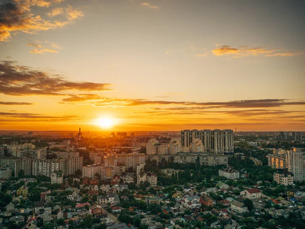 Panoramatický letecký pohled od střechy západ slunce nad městem Voroněž, slunce jde za horizont — Stock fotografie