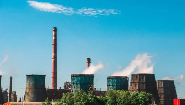 Zona industri, pembangkit listrik dengan cerobong asap merokok atau pabrik manufaktur, cerobong asap besar dengan uap sebagai polusi lingkungan — Stok Foto