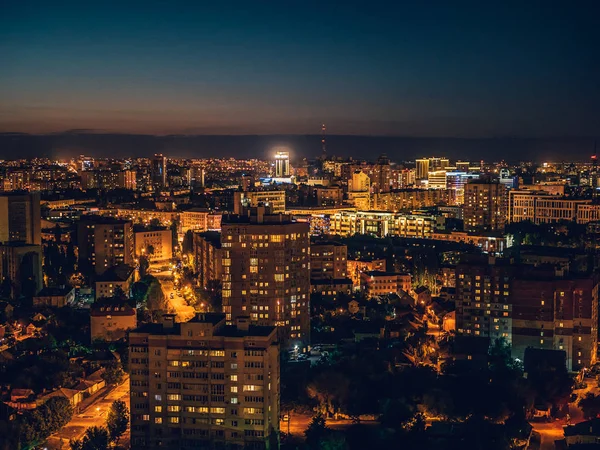 Gece şehir Voronej, panorama cityscape çatı üzerinden havadan görünümü