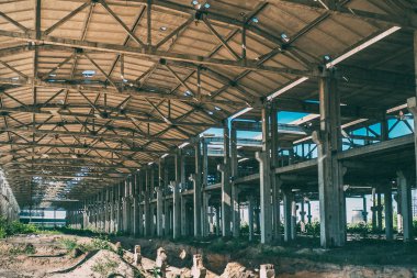 Tünel veya koridor gibi sütunlarla terk edilmiş Beton inşaat