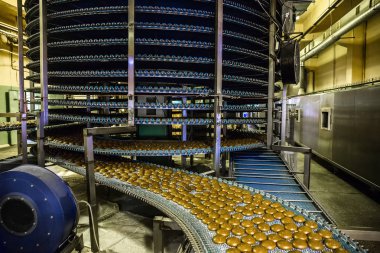 Kek otomatik konveyör bant veya satırındaki, şekerlemeler fabrikada pişirme işlemi. Gıda Sanayi, çerez üretim