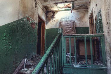 Merdiven felaket sonra harap eski kirli evinde