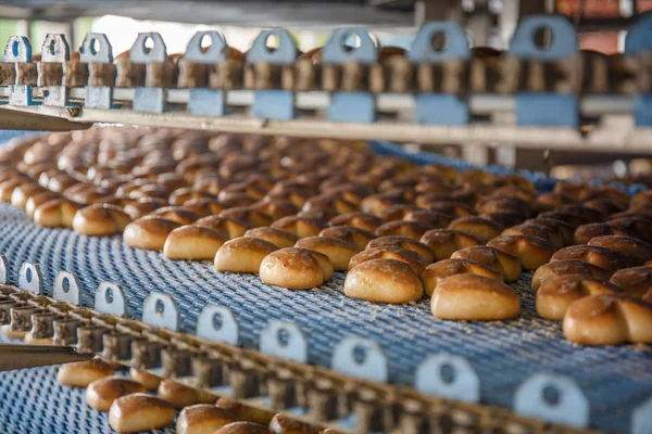 ベーカリー食品工場、生産ラインの自動ラウンド搬送機のケーキ — ストック写真