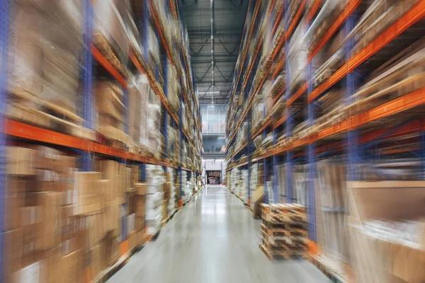 Großes Logistik-Hangar-Lager mit vielen Regalen oder Regalen mit Paletten von Waren, Perspektive mit Bewegungsunschärfeffekt — Stockfoto