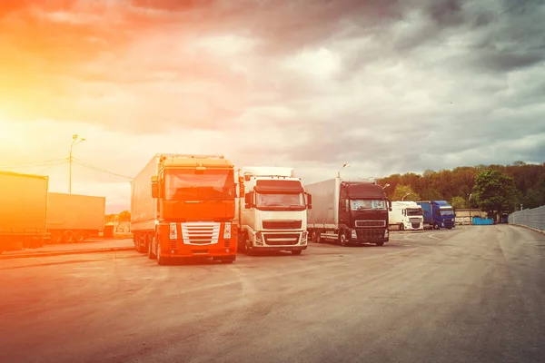 Conceito logístico e de transporte, caminhões do recipiente para a entrega da carga na hora do por do sol, transporte industrial — Fotografia de Stock