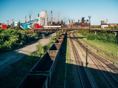 Kargo yük vagonları sanayi bölgesinde fabrikalar ve ağır sanayi fabrikaları ile demiryoluna çıkıyor.