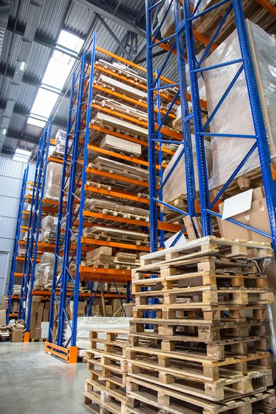 Grande armazém de hangar de logística com prateleiras de lotes ou prateleiras com paletes de mercadorias. Transporte marítimo e de carga industrial — Fotografia de Stock