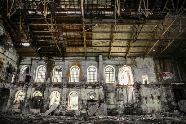 Elhagyott régi törött ipari gyár vagy raktár épületek után katasztrófa, háború vagy katasztrófa romjai — Stock Fotó