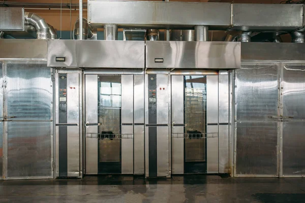 Ipari szekrények-kemencék és kályhák elkészítéséhez kekszek és édesipari gyár, gép modern berendezés pékség — Stock Fotó