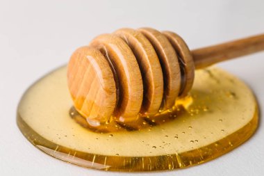 Tatlım damlatıcı yer taze organik bal, beyaz zemin üzerine makro