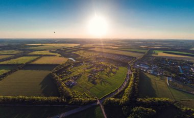 Uçuş yaz yatay yukarıda: orman, sıcak hava balonu kırsalında, yeşil alanlar veya dron, gün batımı, havadan görünümü, aerostat seyahat