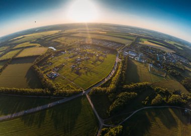 Uçuş yaz yatay yukarıda: orman, sıcak hava balonu kırsalında, yeşil alanlar veya dron, gün batımı, havadan görünümü, aerostat seyahat