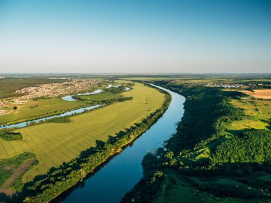 Üstten görünüm, yaz doğa manzara panorama, çayırlar ve kırsal günbatımı zamanı, güzel doğal arka plan, nehirde uçak veya aerostat hava fotoğraf