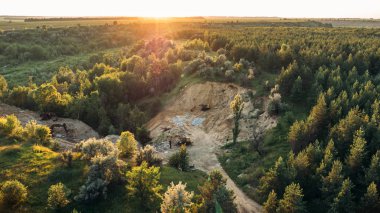 Buldozer makine arasında orman, görünüm veya üstten görünüm uçan ile maden ocağı