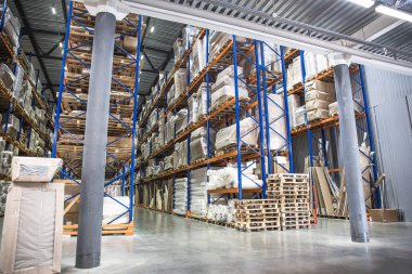 Endüstriyel depo ve lojistik kavramı. Raflar, raflar, kutular, konteyner ve diğer mallar ile büyük depolama. Bakış açısı ile iç